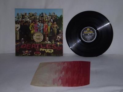 Tumnagel för auktion "The Beatles  -  Sgt Peppers      UK ORIGINAL  SVART/GUL PARLOPHONE   TOPPSKICK  "