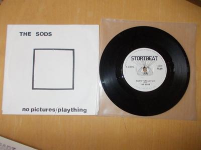 Tumnagel för auktion "Sods (UK band) 7”; Kbd DIY Punk; Original Storbeat rec - ”No pictures”"