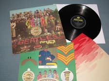 Tumnagel för auktion "BEATLES - SGT PEPPERS LONELY HEARTS CLUB BAND UK 1:A TRYCK TOPPEN ! Near MINT"