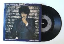 Tumnagel för auktion "Phil Lynott ”Dear Miss Lonely Hearts” 1980 Thin Lizzzy"