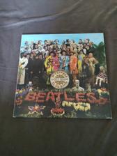 Tumnagel för auktion "The Beatles - Sgt. Peppers lonely hearts club band (1 st LP-skiva) fint skick "