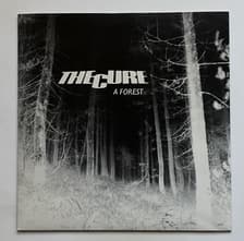 Tumnagel för auktion "The Cure - A Forest (1980, UK) 7" singel EX/EX !!! TOPPEX !!!"