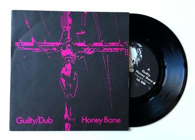 Tumnagel för auktion "Honey Bane ”Guilty” 1980 Pink Sleeve DIY Anarcho EXC Crass"