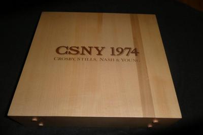 Tumnagel för auktion "Crosby, Stills, Nash & Young - CSNY 1974 - 6LP/DVD/Blu-ray audio - Trälåda -2015"