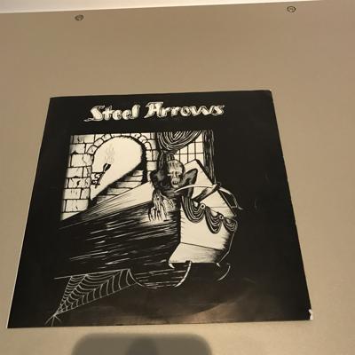 Tumnagel för auktion "Steel Arrows - Loud Guitars - 1983 - 7” - rock heavy metal rare"