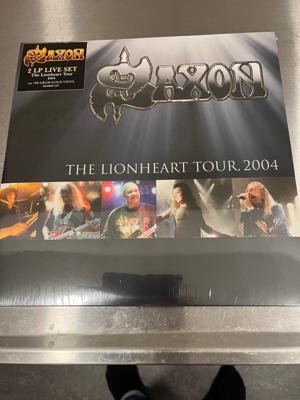 Tumnagel för auktion "SAXON / HELT NY INPLASTAD 2 X GOLD FÄRGAD VINYL / THE LIONHEART TOUR ."