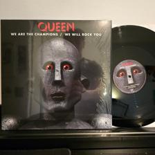 Tumnagel för auktion "QUEEN - WE ARE THE CHAMPIONS/WE WILL ROCK YOU EU 2017 NEAR MINT"