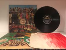 Tumnagel för auktion "Beatles ”SGT. Peppers lonely hearts club band” UK First press med insert"