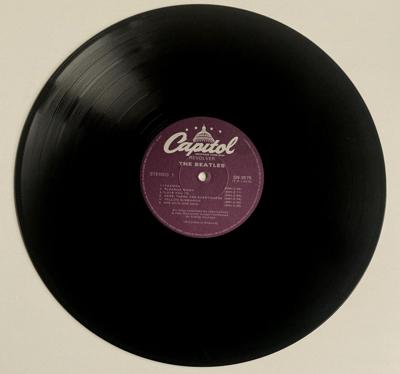 Tumnagel för auktion "THE BEATLES LP REVOLVER CAPITOL -66 VG+ CAN LENNON McCARTNEY HARRISON STARR !!!"