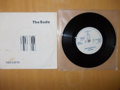 Tumnagel för auktion "Sods (UK band) 7”; Kbd DIY Punk; Original Tap rec -  ”Mopey Grope”"