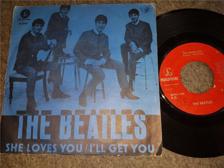 Tumnagel för auktion "BEATLES - SHE LOVES YOU / I`LL GET YOU - 7" - Svensk press - BLÅTT FODRAL"