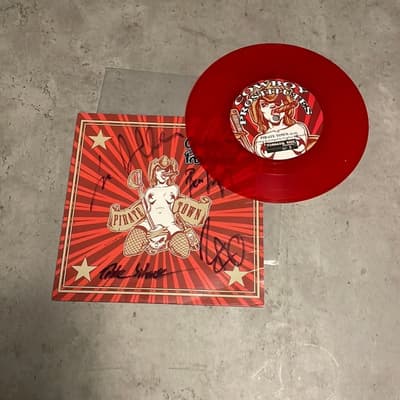 Tumnagel för auktion "Cowboy Prostitutes - Pirate Town signerad EP Red disk 7""