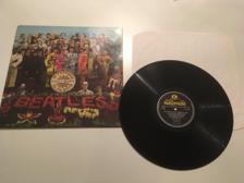 Tumnagel för auktion "Beatles - Sgt Peppers Lonely Hearts Club Band vinyl LP gatefold yellow label"