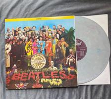 Tumnagel för auktion "The Beatles – Sgt. Pepper's Lonely Hearts Club Band / Gray/Pink Marble LP"