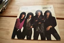 Tumnagel för auktion "Kiss Lick it up LP hårdrock rock Simmons Stanley"