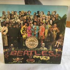 Tumnagel för auktion "Beatles LP, Sgt Peppers Lonely Hearts Club Band,Gul Parlophone ,1967,Stereo, FOC"