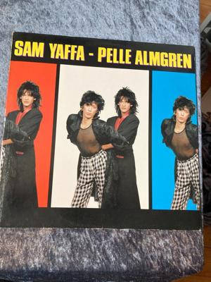 Tumnagel för auktion "Sam Yaffa efter Hanoi Rocks"