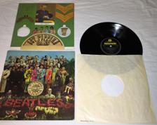 Tumnagel för auktion "The Beatles LP 1967 "Sgt.Peppers Lonely Hearts Club" UK ORIGINAL MED KLIPPDOCKOR"