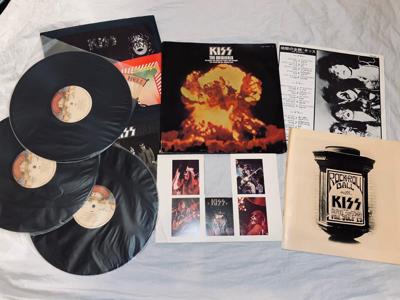 Tumnagel för auktion "KISS THE ORIGINALS JAPAN 3-LP SET BOOKLET LYRICS SAMLARKORT  1976 VERY RARE "