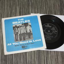 Tumnagel för auktion "Beatles - All you need is love    Ljusblå  1:a Press  MINT- "