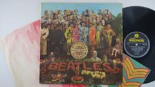 Tumnagel för auktion "BEATLES - Sgt Pepper's Lonely Hearts Club Band - 1967 UK LP - med insert & inner"