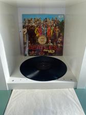 Tumnagel för auktion "Vinyl LP  - The Beatles - SGT Peppers lonely hearts club band"