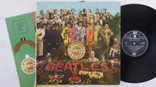 Tumnagel för auktion "BEATLES - Sgt Pepper's Lonely Hearts Club Band - UK LP - 1971 press - MED INSERT"