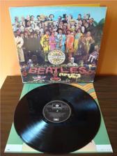 Tumnagel för auktion "The Beatles:Sgt Pepper's Lonely Hearts Club Band.Med Cut-Out"