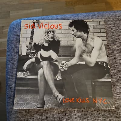 Tumnagel för auktion "Sid Vicious Love kills fd medlem i Sex Pistols"