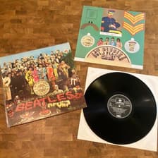 Tumnagel för auktion "The Beatles - Sgt. Pepper's Lonely Hearts Club Band - PCS7027 - VG+ - NCB - 1967"
