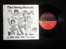 Tumnagel för auktion "The Young Rascals - A Girl Like You / It's Love_1967/7" Vinylsingel/Sweden Press"