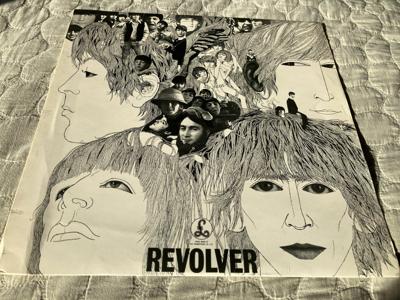 Tumnagel för auktion "The Beatles ”Revolver” UK 1966/1971 twobox EMI Exc!"