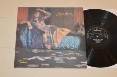 Tumnagel för auktion "DAVID BOWIE - The Man Who Sold The World **UK DRESS COVER**"
