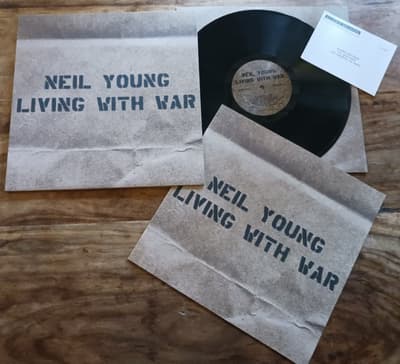 Tumnagel för auktion "Neil Young / Living With War / Reprise - Classic Records / LP"