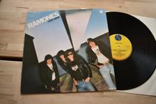 Tumnagel för auktion "Ramones Leave Home LP UK Sire punk rock"