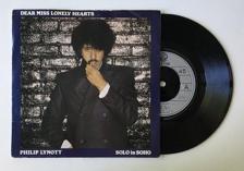 Tumnagel för auktion "Phil Lynott ”Dear Miss Lonely Hearts” 1980 Thin Lizzzy"