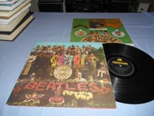 Tumnagel för auktion "Beatles Sgt Peppers Lonely Hearts... (LP) UK Gul Parlophone m klippark VG+/VG+"