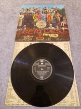 Tumnagel för auktion "The Beatles – Sgt. Pepper's Lonely Hearts Club Band - UK - 1976 - 2 Boxed EMI"