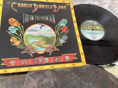 Tumnagel för auktion "THE CHARLIE DANIELS BAND FIRE ON THE MOUNTAIN"