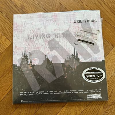 Tumnagel för auktion "Neil Young - Living With War. Reprise / Classic records USA 2007"