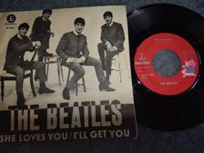 Tumnagel för auktion "BEATLES - SHE LOVES YOU / I`LL GET YOU - 7" - Svensk press - BEIGET FODRAL"