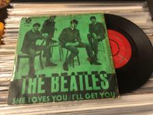 Tumnagel för auktion "THE BEATLES she loves you GRÖNT OMSLAG SVENSK PRESS RÖD LABEL parlophone 45"