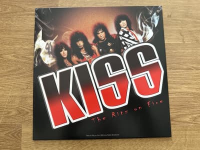 Tumnagel för auktion "KISS - The Ritz On Fire - Live Vinyl LP"