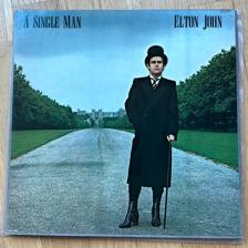 Tumnagel för auktion "ELTON JOHN – A Single Man - LP - us -78 - MCA-3065 - pop rock"