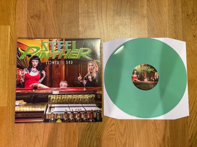 Tumnagel för auktion "Steel Panther - Lower The Bar (Neon Grön LP)"