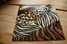 Tumnagel för auktion "Kiss Animalize LP hårdrock rock Vertigo UK Simmons Stanley"