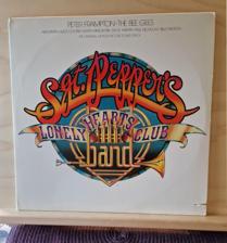 Tumnagel för auktion "En dubbel vinyl LP med Sgt. Peppers Lonely Hearts Club Band"