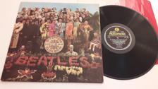 Tumnagel för auktion "BEATLES - SGT. PEPPERS LONELY HEARTS CLUB BAND - UK, 1976, PCS 7027"