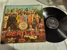 Tumnagel för auktion "Beatles-St Peppers Lonely Hearts Club Band/ Parlophone PCS 7027"