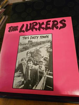 Tumnagel för auktion "The lurkers si 1982 this dirty town"